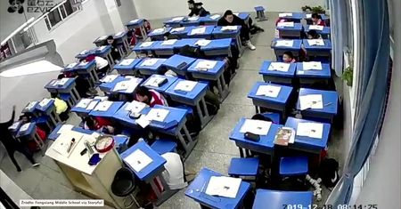 Przestraszeni uczniowie chińskiej szkoły ukryli się pod ławkami. Trzęsienie ziemi o magnitudzie 5.2 w Syczuanie