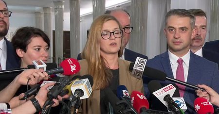 “Emerytura minimalna dla każdego 1,6 tys. zł i maksymalna 15,6 tys. zł”. Lewica składa własny projekt dot. likwidacji 30-krotności ZUS