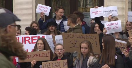 Protesty uczniów z Jaworzna. Urząd miasta zaplanował zamknięcie dziewięciu szkół