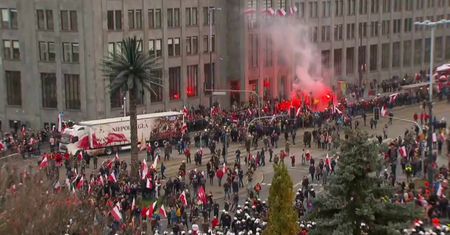 Incydent na rondzie de Gaulle’a. Policja usunęła kontrmanifestantów i baner “Konstytucja”