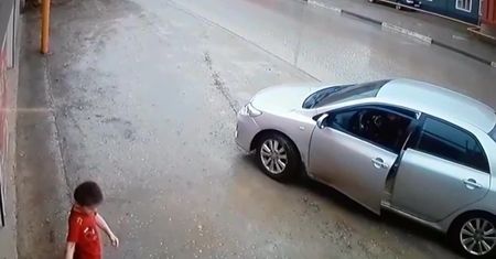O włos od tragedii. Refleks kierowcy uratował dziecku życie
