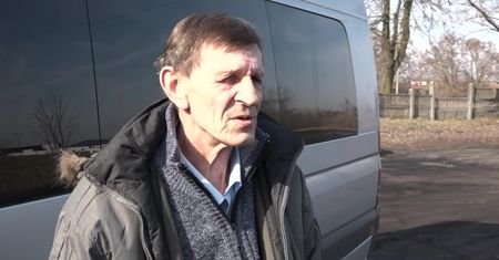 “Jak przygasiłem najgorszy ogień, to usłyszałem, że dziecko płacze”. Kierowca uratował córkę ofiary wypadku pod Rawą Mazowiecką