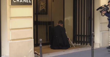 Kwiaty przed butikiem Chanel w Paryżu. Fani składają hołd Karlowi Lagerfeldowi