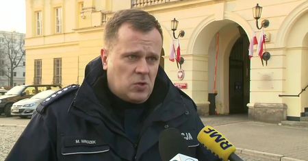 Incydent przed Pałacem Prezydenckim. Auto potrąciło policjanta, wjechało na dziedziniec