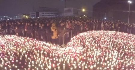 Wielkie serce ze zniczy w hołdzie Pawłowi Adamowiczowi