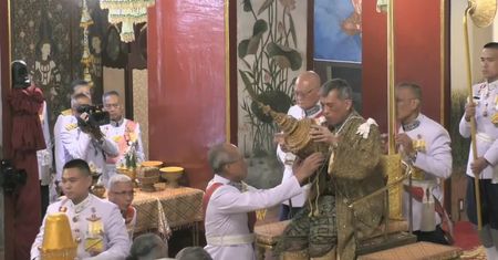Koronacja króla Tajlandii. Maha X założył 200-letnią złotą koronę wysadzaną diamentami