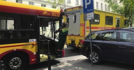 Spadający konar uszkodził kabinę autobusu miejskiego w Warszawie. Nikt nie ucierpiał