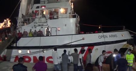 Statek Open Arms z 83 imigrantami na pokładzie przybił do portu na Lampedusie po 19 dniach oczekiwania