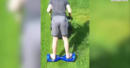 Jak łączyć przyjemne z pożytecznym? Chłopiec jeździł na hoverboardzie i… kosił trawę