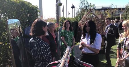 Koniec urlopu macierzyńskiego Meghan Markle. Zadowolona i rozbawiona księżna zaprezentowała swoją kolekcję ubrań w Londynie