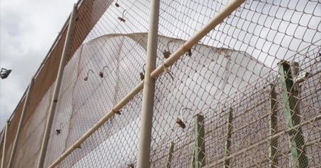 Około 300 nielegalnych imigrantów próbowało sforsować granicę marokańsko-hiszpańską. Jedna osoba nie żyje, kilka jest rannych
