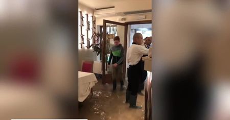 Goście jedzą po kostki w wodzie, kelnerzy serwują pizzę w kaloszach. Wenecka powódź niestraszna turystom
