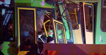 Trzy tramwaje zderzyły się w Poznaniu. 16 osób trafiło do szpitali. Jeden motorniczy ma poważne obrażenia nóg