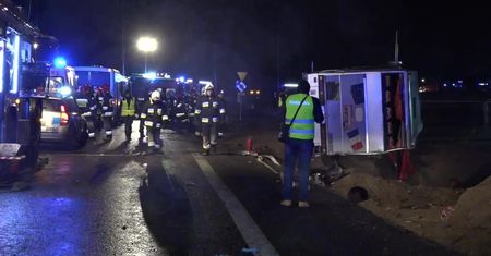 „Tragiczna sytuacja”. Jedna osoba nie żyje, ponad 20 trafiło do szpitali po wypadku autobusu na Dolnym Śląsku
