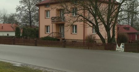 Szła z koleżanką poboczem, nagle uderzył w nią samochód. 15-latka nie żyje