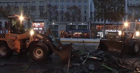 Krajobraz jak po apokalipsie. Wielkie sprzątanie po protestach w Paryżu
