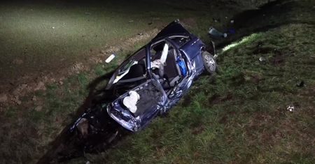 Samochód wypadł z drogi i dachował. Kierowca zginął na miejscu