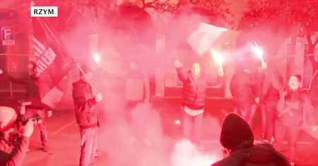 Nazistowskie pozdrowienia na marszu włoskich neofaszystów w Rzymie