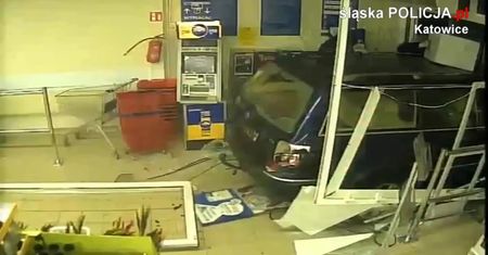 Staranowali samochodem drzwi sklepu, po czym ukradli sejf z pieniędzmi. Poszukuje ich policja z Katowic