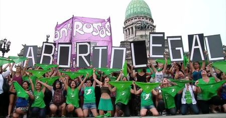 Zielony protest kobiet w Argentynie. Walczą z przepisami aborcyjnymi bardziej restrykcyjnymi od polskich