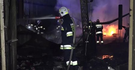 Pożar w hali magazynowej w Terespolu. Spłonął niemal cały obiekt