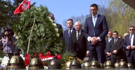 J. Kaczyński i M. Morawiecki złożyli kwiaty pod pomnikiem smoleńskim na Powązkach