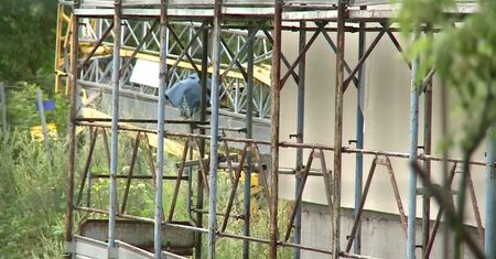 Pracownik spadł z budowy. Wyniesiono go poza miejsce wypadku i dopiero wtedy wezwano pogotowie
