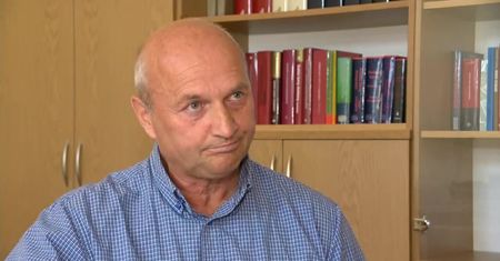 Częściowe umorzenie śledztwa ws. napisów “PZPR” na biurze posła PiS