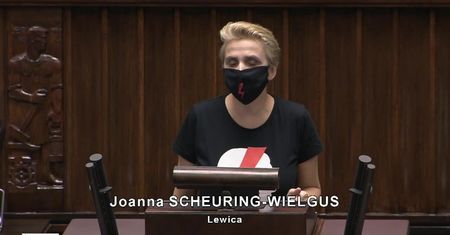 Posłanki z transparentami i interwencja Straży Marszałkowskiej. Poranne zamieszanie w Sejmie