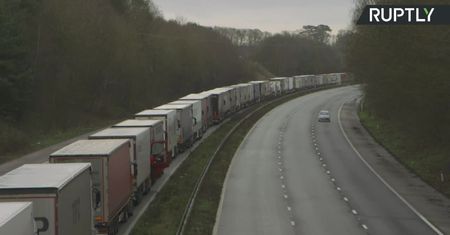 Tysiące ciężarówek utknęło w angielskim Folkestone, po tym jak Francja zamknęła dostęp do Eurotunelu