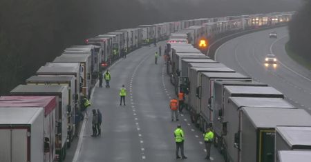 Długa kolejka tirów w Dover. Czekają na wyjazd z Wielkiej Brytanii