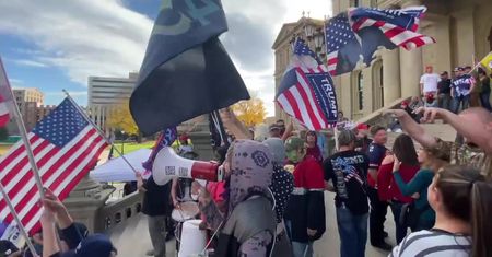 Protest zwolenników Trumpa przeciw Bidenowi przed siedzibą władz stanu Michigan