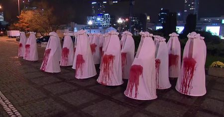 Nie ustają protesty po decyzji TK ws. aborcji. Performance aktorek przed Pałacem Kultury w Warszawie