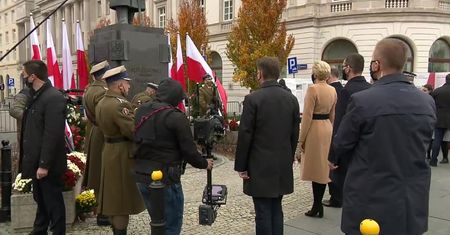 Prezydent, premier i marszałkowie Sejmu i Senatu złożyli wieniec przed pomnikiem J. Piłsudskiego