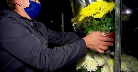 “Co to za premier, że dwa tygodnie temu nie wiedział, że będzie zamykał cmentarze?”. Agrounia położyła krzyż z kwiatów na pl. Piłsudskiego w Warszawie