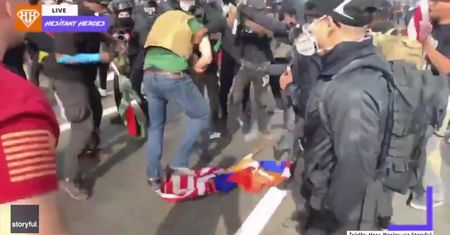 Zamieszki w Beverly Hills. Protestujący przeciwko D. Trumpowi starli się z jego zwolennikami