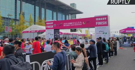 Tysiące biegaczy wzięło udział w maratonie w chińskim Wuxi, który został przełożony o ponad siedem miesięcy ze względu na pandemię