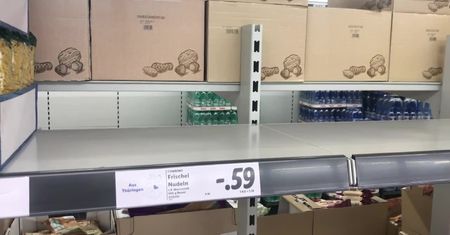 Puste półki w berlińskich supermarketach. Paniczne zakupy w Niemczech
