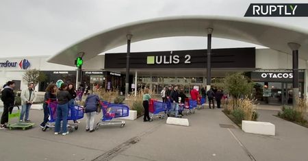Ogromne kolejki przed francuskimi supermarketami po decyzji prezydenta o dwutygodniowej kwarantannie