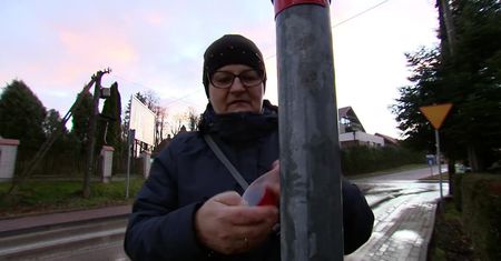 Pomagają wieszając przy przejściach dla pieszych odblaski. Strażacy w Bartrągu nie tylko ratują, ale też zapobiegają