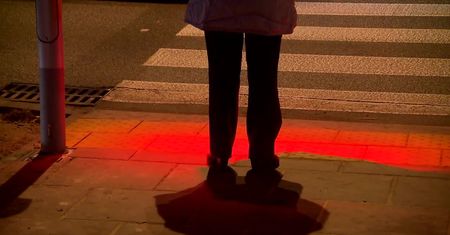 Przejście dla smartfonowych zombie w Warszawie. Czerwone światło pojawi się również na chodniku