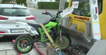 Wypadek w Ostrowie Wielkopolskim. 8-latek na mini corssie uderzył w ogrodzenie