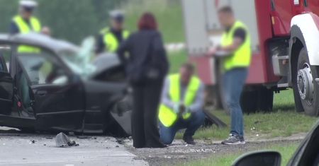 Wracali z matury, zderzyli się z dostawczakiem. 19-latek nie żyje, troje innych w szpitalu
