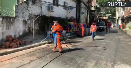 Dezynfekcja faweli w Rio de Janeiro. Brazylia walczy z epidemią koronawirusa