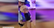 Maluch tak bardzo chciał zabawkę, że postanowił zdobyć ją sam