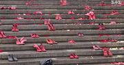 Damskie buty na schodach w Odessie. Protest przeciwko przemocy wobec kobiet