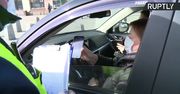 Moskiewska policja kontroluje osoby poruszające się po mieście. Podróżować można tylko ze specjalną przepustką