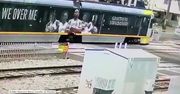 O włos od tragedii. Kierowca bmw wjechał wprost pod rozpędzony pociąg