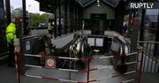 Autobus przebił szklaną fasadę dworca i zawisł nad ruchomymi schodami