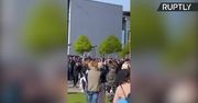 Setki protestujących przed parlamentem w Berlinie. Sprzeciwiają się obowiązkowej kwarantannie